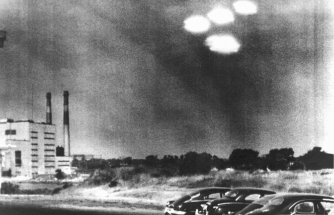 Vier in Formation fliegende „Objekte“ über der Stadt Salem im US-Bundesstaat Massachusetts wurden von einem Kameramann der amerikanischen Küstenwache am 16. Juli 1952 um 9 Uhr 35 vormittags beobachtet.<span class='image-autor'>Foto: DB/UPI/dpa</span>