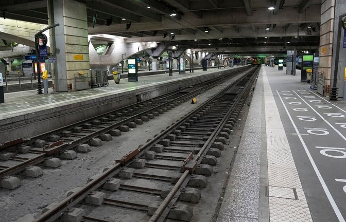 Verlassene Bahnsteige am Bahnhof Montparnasse. Der Streik in Frankreich betrifft auch den Bahnverkehr nach Deutschland.<span class='image-autor'>Foto: Michel Euler/AP/dpa</span>