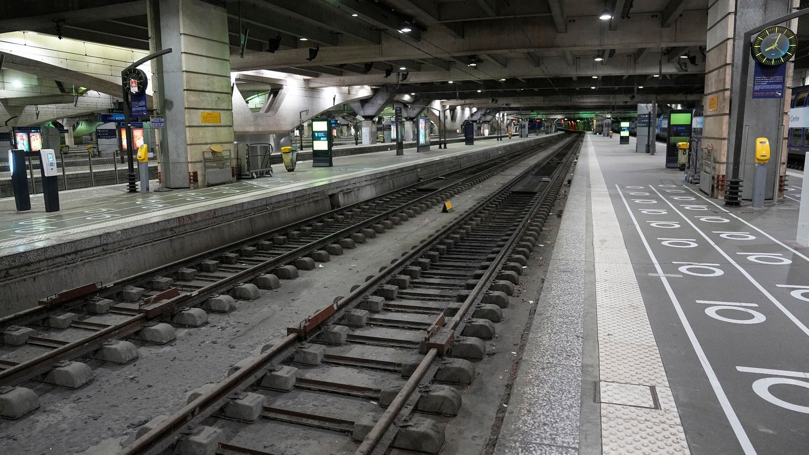 Verlassene Bahnsteige am Bahnhof Montparnasse. Der Streik in Frankreich betrifft auch den Bahnverkehr nach Deutschland.Foto: Michel Euler/AP/dpa