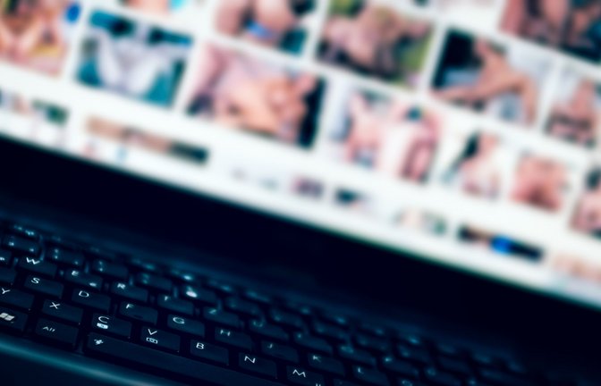 Mehr als die Hälfte der Befragten ist unter 14 Jahren, wenn sie ihren ersten Porno sehen. (Symbolbild)<span class='image-autor'>Foto: stock.adobe.com</span>