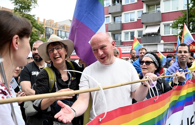 Berlins Bürgermeister Kai Wegner unterstrich auch auf der „Pride Parade“  im Juli in der Hauptstadt seine Haltung zur Verfassungsänderung.<span class='image-autor'>Foto: Bernd von Jutrczenka/dpa</span>