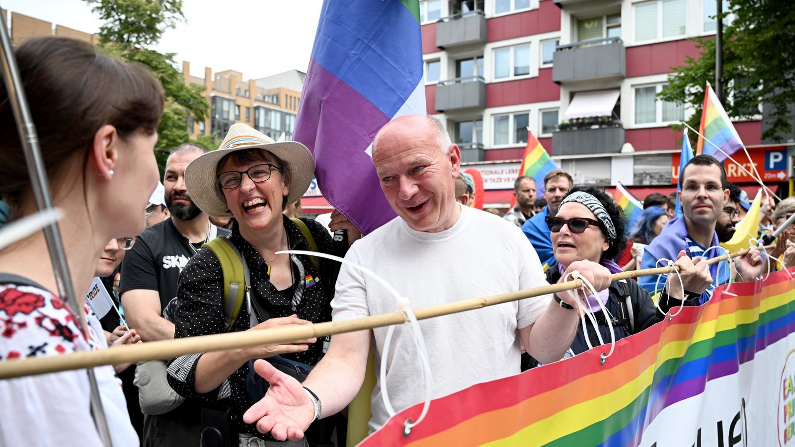 Berlins Bürgermeister Kai Wegner unterstrich auch auf der „Pride Parade“ im Juli in der Hauptstadt seine Haltung zur Verfassungsänderung.Foto: Bernd von Jutrczenka/dpa Berlins Bürgermeister Kai Wegner unterstrich auch auf der „Pride Parade“ im Juli in der Hauptstadt seine Haltung zur Verfassungsänderung.Foto: Bernd von Jutrczenka/dpa