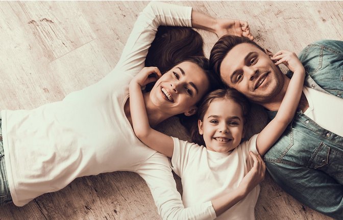 Das Kindergeld kommt nicht automatisch. Eltern müssen einen Antrag bei der Familienkasse stellen. Es wird höchstens sechs Monate rückwirkend gezahlt.<span class='image-autor'>Foto: AdobeStock/VadimGuzhva</span>