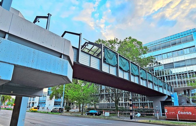 Vorarbeiten finden bereits statt. Nächste Woche wird der Steg, der über die Friedrichstraße führt, abgerissen.<span class='image-autor'>Foto: Andreas Rosar</span>
