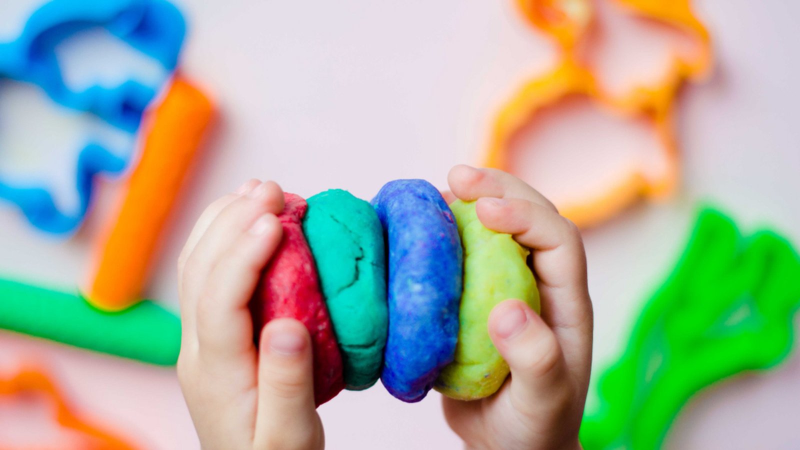 Wie lange ist Knete haltbar und kann sich Schimmel bilden?Foto: Ilina Yuliia / Shutterstock.com Wie lange ist Knete haltbar und kann sich Schimmel bilden?Foto: Ilina Yuliia / Shutterstock.com