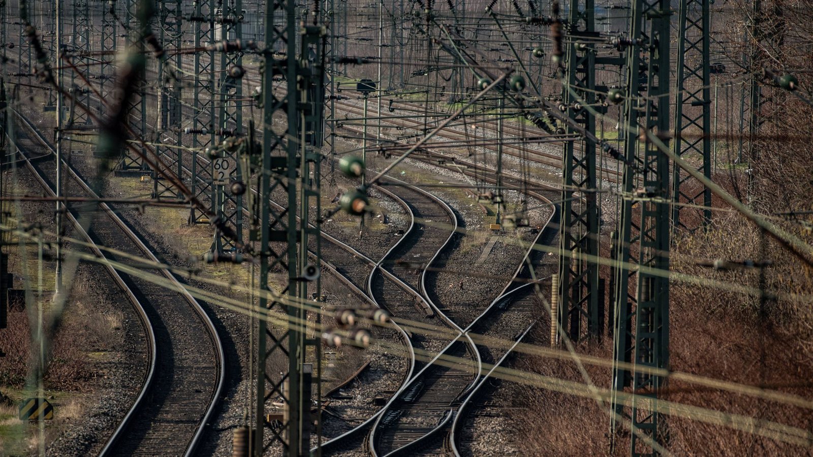 Im Herbst 2022 wurden Kabel der Bahn durchtrennt, sodass der Zugverkehr in Norddeutschland ausfiel.Foto: IMAGO/Markus van Offern/IMAGO/Markus van Offern (mvo) Im Herbst 2022 wurden Kabel der Bahn durchtrennt, sodass der Zugverkehr in Norddeutschland ausfiel.Foto: IMAGO/Markus van Offern/IMAGO/Markus van Offern (mvo)