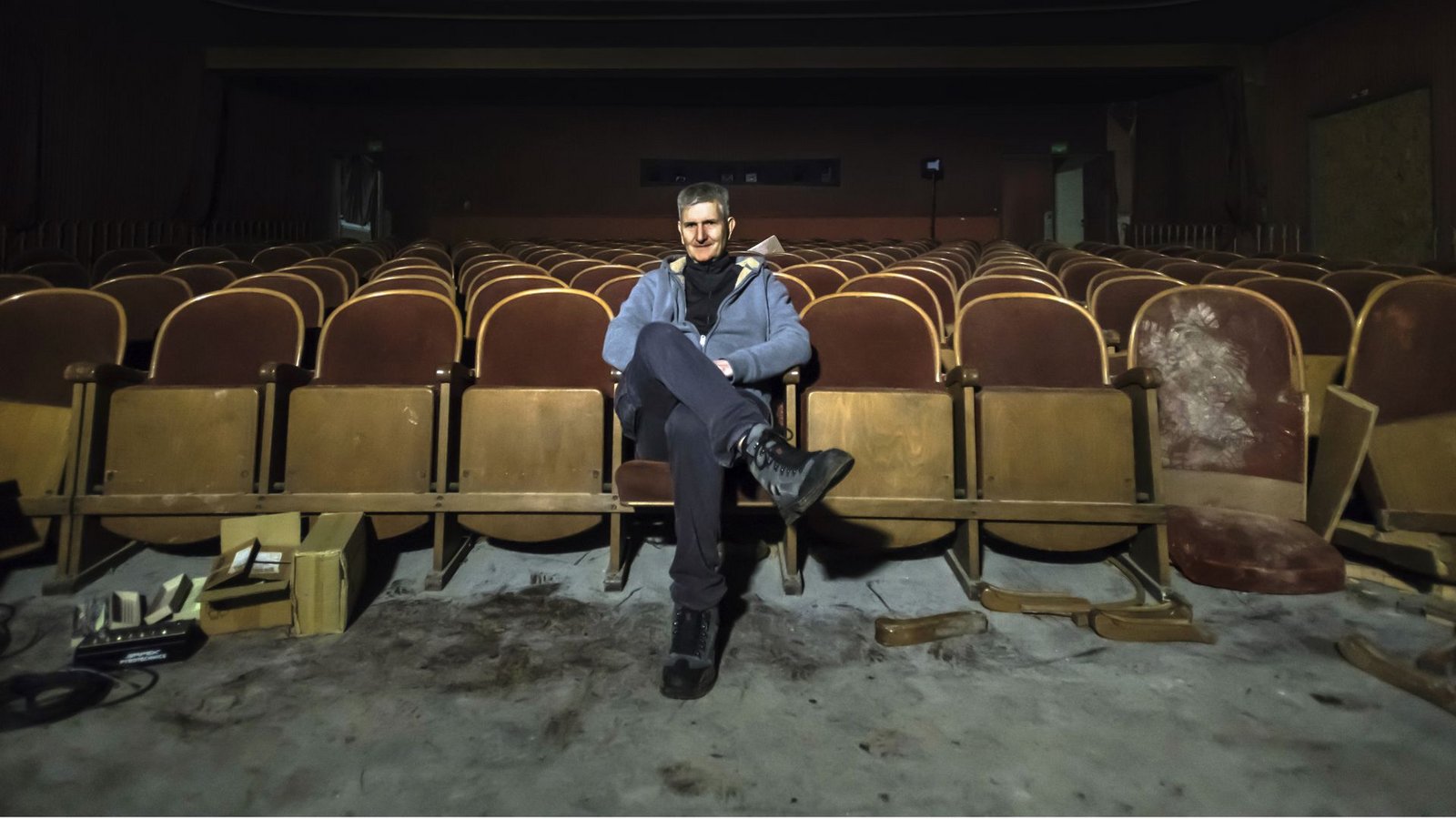 Schnürle im abrissreifen Kinosaal, wo damals seine Filmlust entflammteFoto: Wolfgang Albers Schnürle im abrissreifen Kinosaal, wo damals seine Filmlust entflammteFoto: Wolfgang Albers