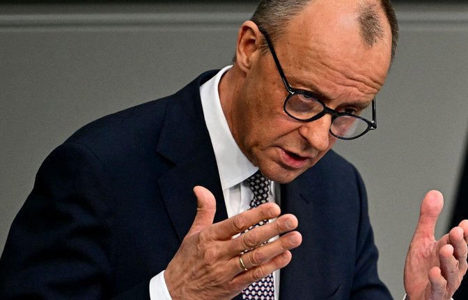 Friedrich Merz erklärt sich im Bundestag.<span class='image-autor'>Foto: AFP/Tobias Schwarz</span>