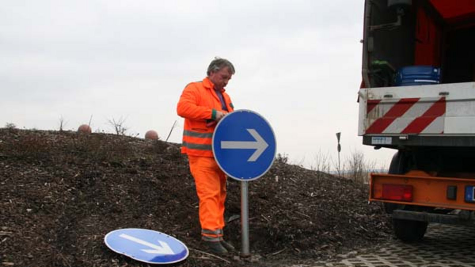 Gerd Rapp tauscht ein Schild auf dem Kreisverkehr bei Sersheim aus. Foto: Schmid