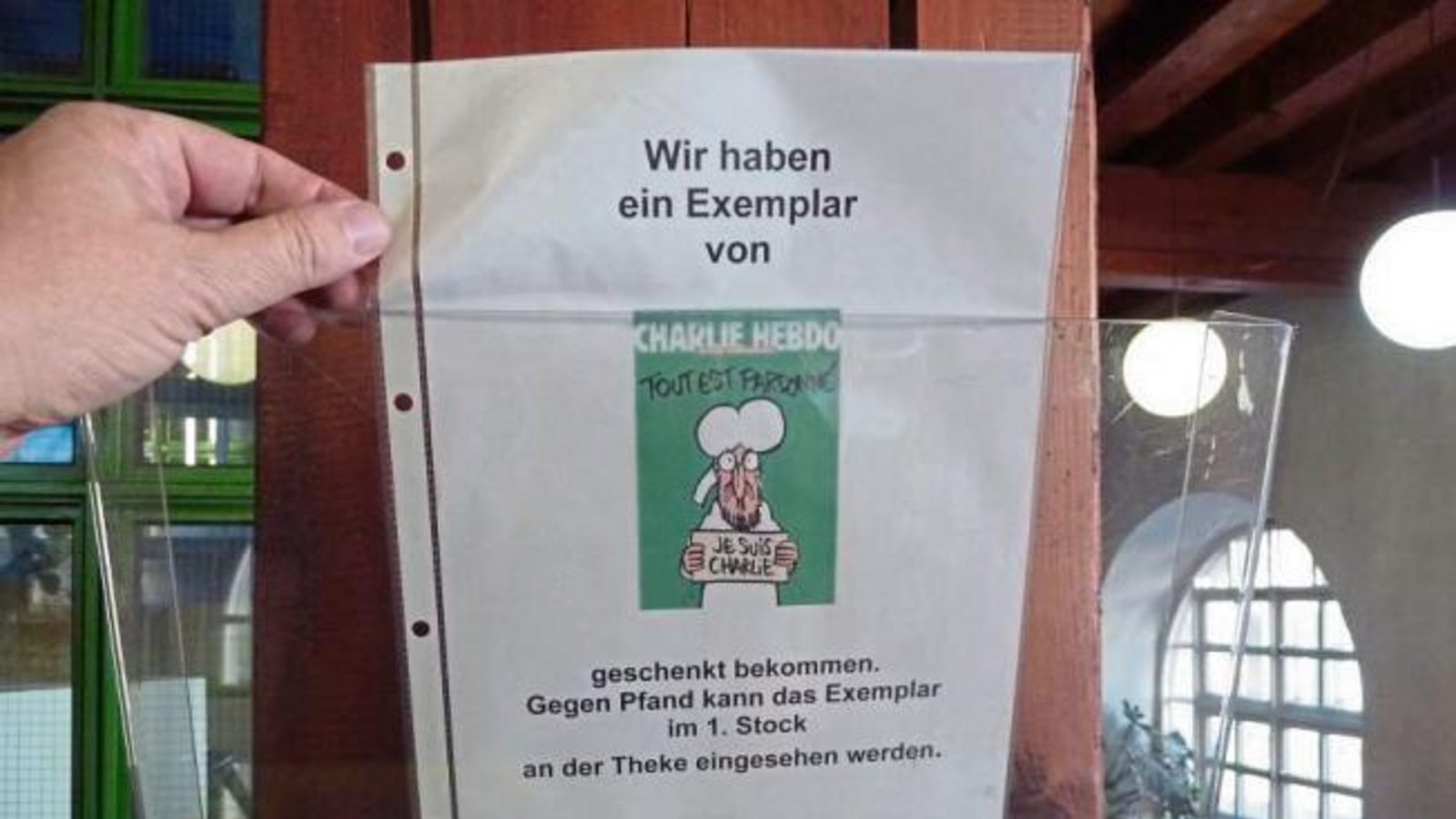 Die Vaihinger Stadtbücherei hat es, das heiß begehrte Heft des französischen Satire-Magazins Charlie Hebdo. Gegen Pfand kann es an der Theke der Bücherei angesehen werden.  Foto: Arning
