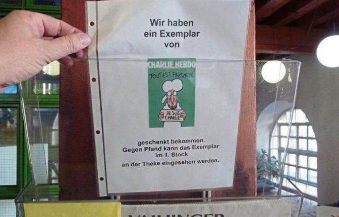Die Vaihinger Stadtbücherei hat es, das heiß begehrte Heft des französischen Satire-Magazins Charlie Hebdo. Gegen Pfand kann es an der Theke der Bücherei angesehen werden.  Foto: Arning
