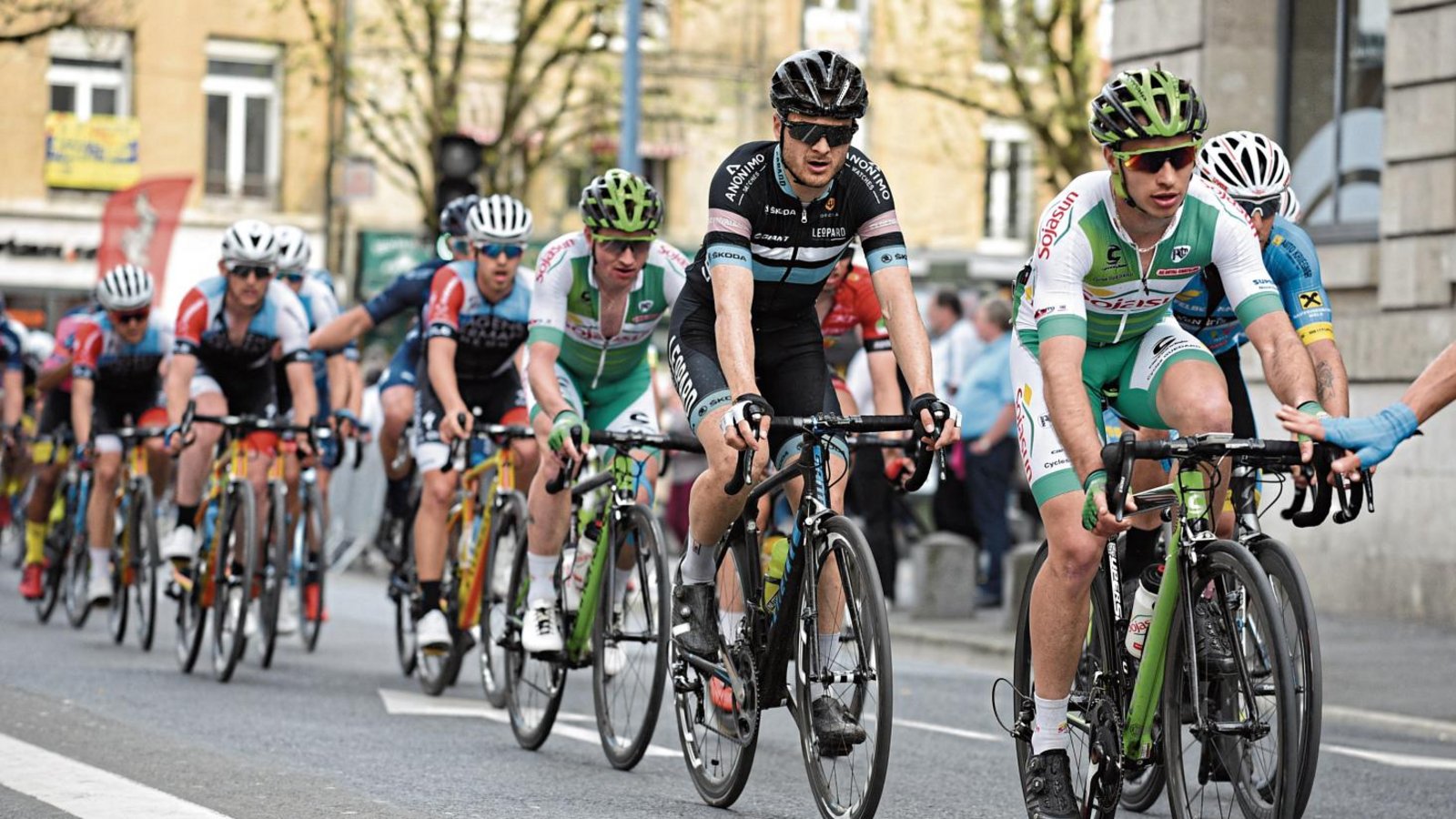 Mit dem Tross der Deutschland-Tour rollt Alexander Krieger (schwarzes Trikot) in einer Woche durch einige Orte der Region bis zum Ziel in Stuttgart. Foto: Archiv/Haumesser Mit dem Tross der Deutschland-Tour rollt Alexander Krieger (schwarzes Trikot) in einer Woche durch einige Orte der Region bis zum Ziel in Stuttgart. Foto: Archiv/Haumesser