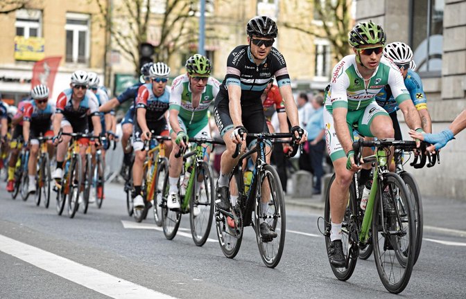 Mit dem Tross der Deutschland-Tour rollt Alexander Krieger (schwarzes Trikot) in einer Woche durch einige Orte der Region bis zum Ziel in Stuttgart. Foto: Archiv/Haumesser