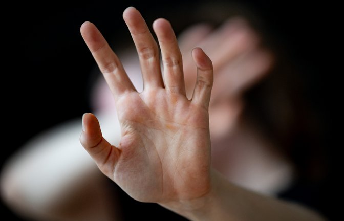 Während die Polizeipräsidien Ludwigsburg und Pforzheim in einigen Deliktsbereichen rückläufige Zahlen registrieren, nehmen Gewalt- und Rohheitsdelikte gerade auch im öffentlichen Raum zu.  <span class='image-autor'>Foto: picture alliance/dpa/Fabian Sommer</span>