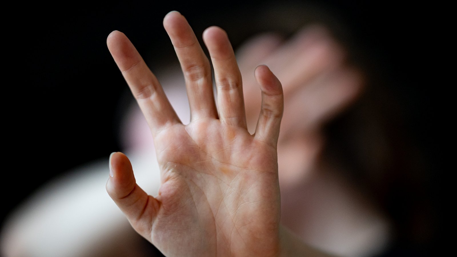 Während die Polizeipräsidien Ludwigsburg und Pforzheim in einigen Deliktsbereichen rückläufige Zahlen registrieren, nehmen Gewalt- und Rohheitsdelikte gerade auch im öffentlichen Raum zu. Foto: picture alliance/dpa/Fabian Sommer Während die Polizeipräsidien Ludwigsburg und Pforzheim in einigen Deliktsbereichen rückläufige Zahlen registrieren, nehmen Gewalt- und Rohheitsdelikte gerade auch im öffentlichen Raum zu. Foto: picture alliance/dpa/Fabian Sommer