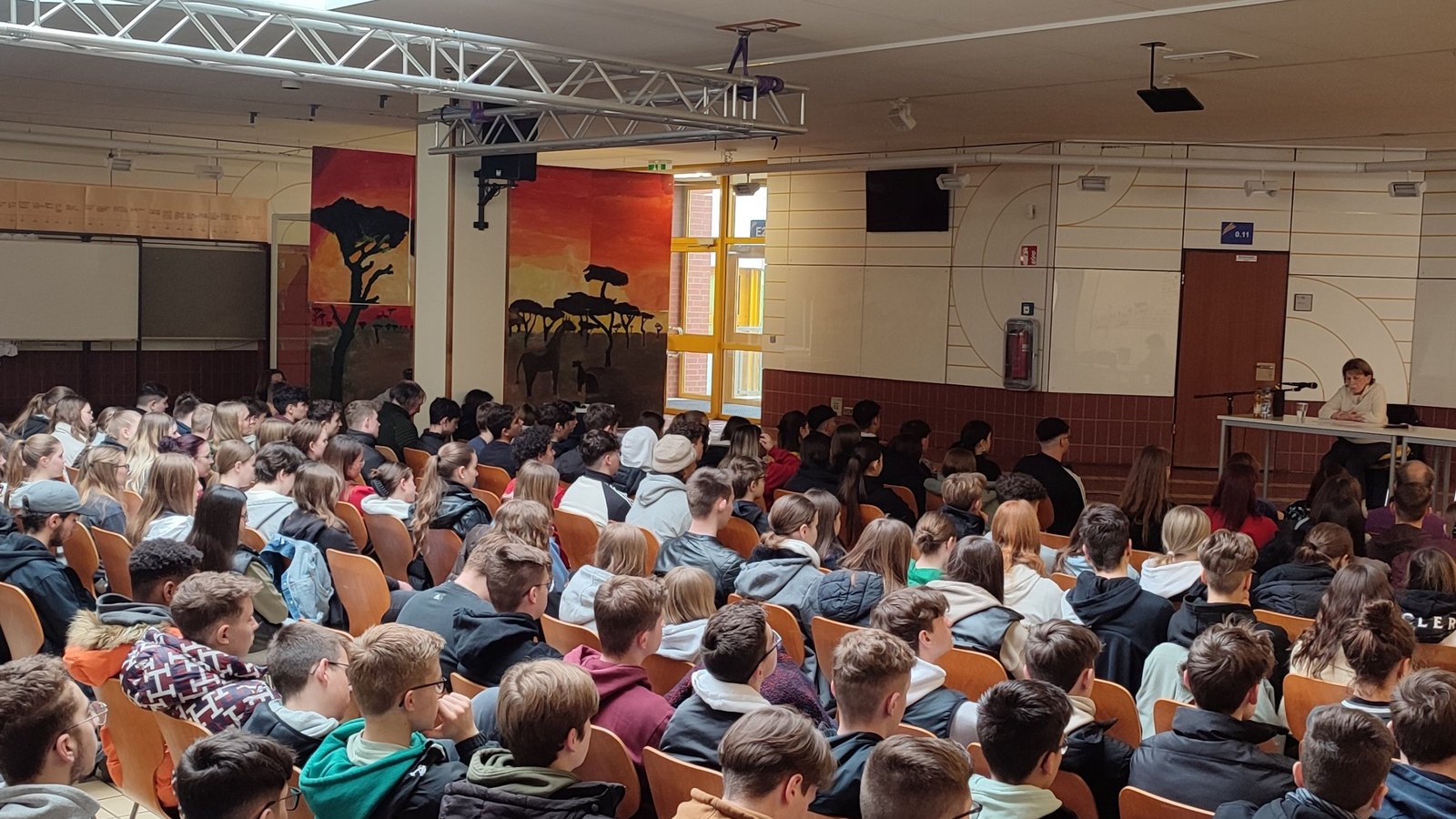 Die Klassenstufen neun und zehn der Ottmar-Mergenthaler-Realschule haben sich im Foyer versammelt, um dem Vortrag der Holocaust-Überlebenden zuzuhören. Fotos: p/Küppers