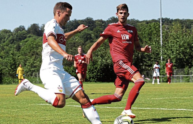 Der VfB Stuttgart II (links Pedro Allgaier) hat sich in Sersheim ein 1:1-Unentschieden gegen den FC Memmingen erkämpft. Foto: Küppers