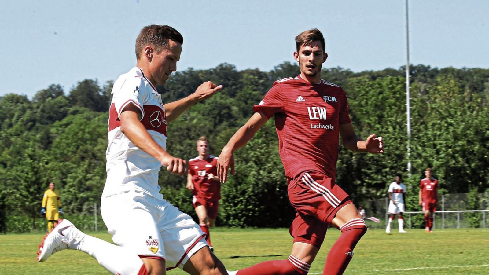 Der VfB Stuttgart II (links Pedro Allgaier) hat sich in Sersheim ein 1:1-Unentschieden gegen den FC Memmingen erkämpft. Foto: Küppers Der VfB Stuttgart II (links Pedro Allgaier) hat sich in Sersheim ein 1:1-Unentschieden gegen den FC Memmingen erkämpft. Foto: Küppers