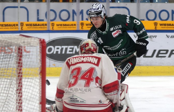 Der Bietigheimer Brett Kemp (rechts) scheitert aus kurzer Distanz an Jonas Langmann, dem Keeper des EV Landshut. <span class='image-autor'>Foto: Baumann</span>