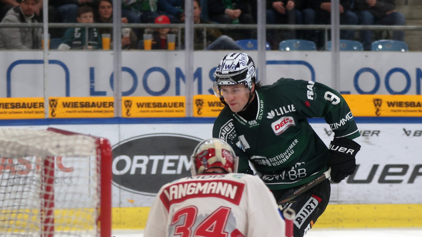 Der Bietigheimer Brett Kemp (rechts) scheitert aus kurzer Distanz an Jonas Langmann, dem Keeper des EV Landshut. Foto: Baumann