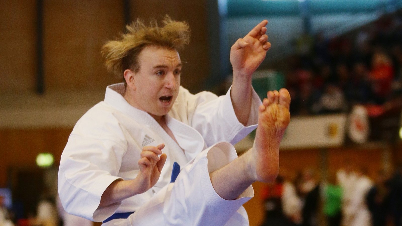 André Henschel (von rechts) musste sich Felix Kuse in der zweiten Runde des Kumite-Wettbewerbs bis 60 Kilogramm knapp geschlagen geben. Foto: Baumann