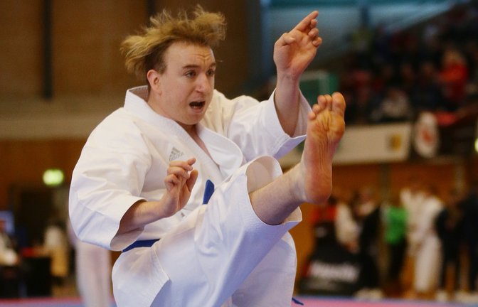 André Henschel (von rechts) musste sich Felix Kuse in der zweiten Runde des Kumite-Wettbewerbs bis 60 Kilogramm knapp geschlagen geben. <span class='image-autor'>Foto: Baumann</span>
