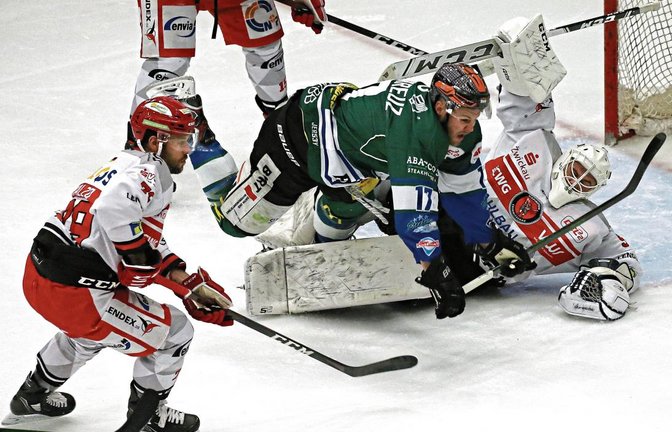 Eispiraten-Goalie Ilya Andryukhov (rechts) bekam fast immer einen Schoner, einen Arm oder seinen Schläger in die Schussbahn und schien lange Zeit unüberwindlich – wie hier gegen Brett Breitkreuz (Mitte), der über den Torwart fällt. Foto: Baumann