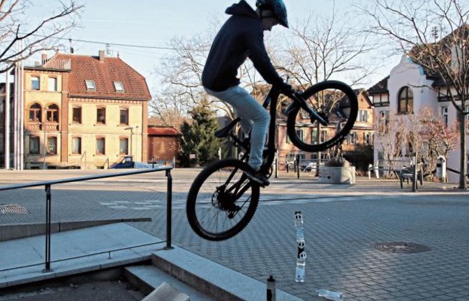Der Vaihinger Stadthallen-Vorplatz ist ein beliebtes Gelände für junge Radartisten. Der Hausmeister hat nichts dagegen, so lange nichts kaputt gemacht wird. Die Szene wird sich demnächst wohl wieder auf die Dirtbahn am Bareselgelände verlangern, denn dort soll bei aufgeweichtem Belag, Regen und Nässe, Schnee und gefrorenem Boden nicht gefahren werden.  Foto: Arning
