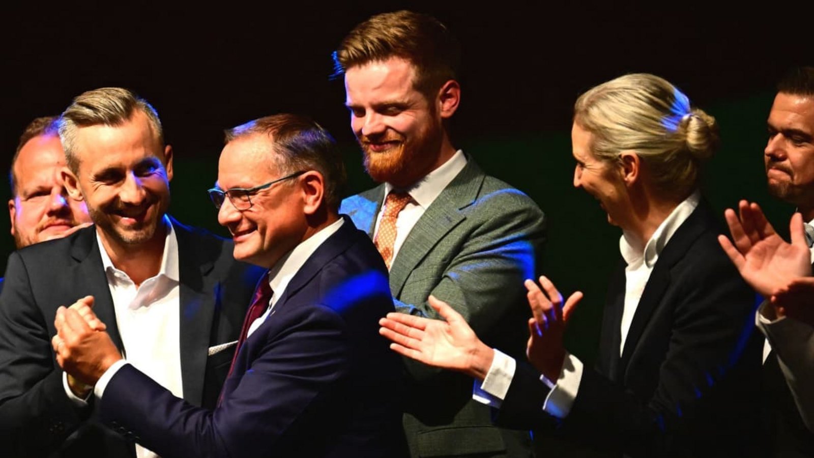 Ulrich Siegmund (l, AfD), Spitzenkandidat und Co-Vorsitzender der AfD-Landtagsfraktion Sachsen-Anhalt, Tino Chrupalla (M, AfD), Bundesvorsitzender und Co-Vorsitzender der AfD-Bundestagsfraktion, und Alice Weidel (r, AfD), Bundesvorsitzende und Co-Vorsitzende der AfD-Bundestagsfraktion, stehen bei der Wahlparty der AfD im Alten Theater auf der Bühne.Sebastian Gollnow/dpa Ulrich Siegmund (l, AfD), Spitzenkandidat und Co-Vorsitzender der AfD-Landtagsfraktion Sachsen-Anhalt, Tino Chrupalla (M, AfD), Bundesvorsitzender und Co-Vorsitzender der AfD-Bundestagsfraktion, und Alice Weidel (r, AfD), Bundesvorsitzende und Co-Vorsitzende der AfD-Bundestagsfraktion, stehen bei der Wahlparty der AfD im Alten Theater auf der Bühne.Sebastian Gollnow/dpa