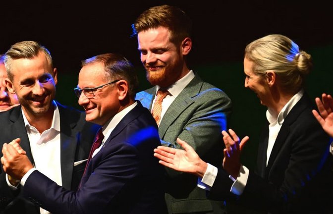 Ulrich Siegmund (l, AfD), Spitzenkandidat und Co-Vorsitzender der AfD-Landtagsfraktion Sachsen-Anhalt, Tino Chrupalla (M, AfD), Bundesvorsitzender und Co-Vorsitzender der AfD-Bundestagsfraktion, und Alice Weidel (r, AfD), Bundesvorsitzende und Co-Vorsitzende der AfD-Bundestagsfraktion, stehen bei der Wahlparty der AfD im Alten Theater auf der Bühne.<span class='image-autor'>Sebastian Gollnow/dpa</span>