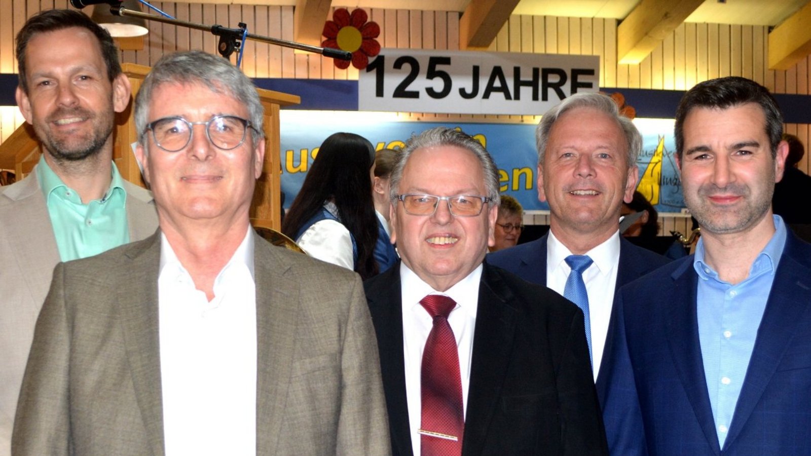 Anerkennende Worte für ein großartiges Jubiläum gibt es von Landrat Bastian Rosenau (von links), Bürgermeister Armin Pioch, vom MVI-Vorsitzenden Reimund Scheytt, vom Kreisverbandsvorsitzenden Heiko Genthner und von Schulleiter Efthymios Vlahos.