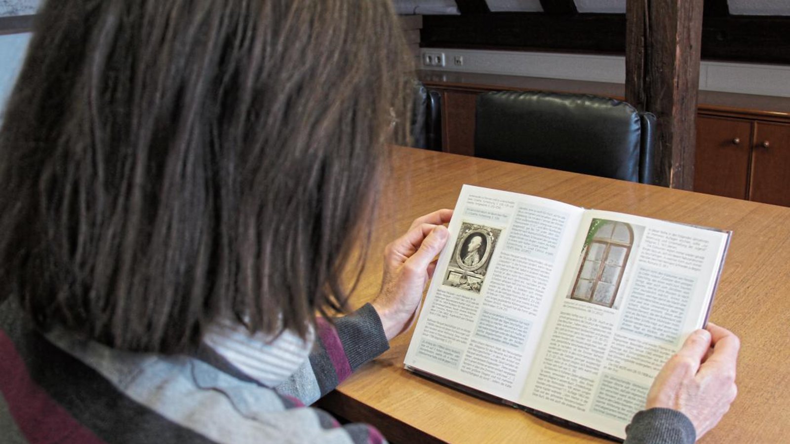 Der Sersheimer Bernd Bramm hat ein Buch über Eisblumen geschrieben. Fotos erinnern an die Scheibenkunst.  Foto: Rostek