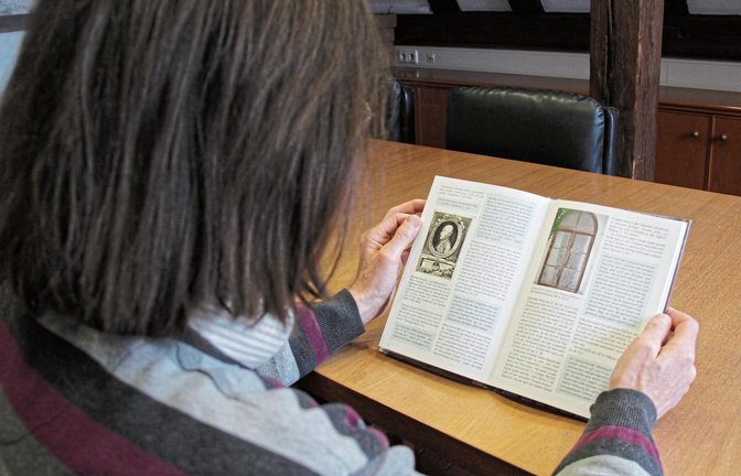 Der Sersheimer Bernd Bramm hat ein Buch über Eisblumen geschrieben. Fotos erinnern an die Scheibenkunst.  Foto: Rostek