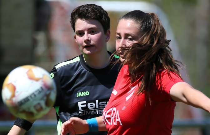 Cheyenne Kust (rechts, hier im Zweikampf mit Nicole Kuhnle) gewinnt mit dem SV Horrheim das an Höhepunkten arme Lokalderby. <span class='image-autor'>Foto: Küppers</span>