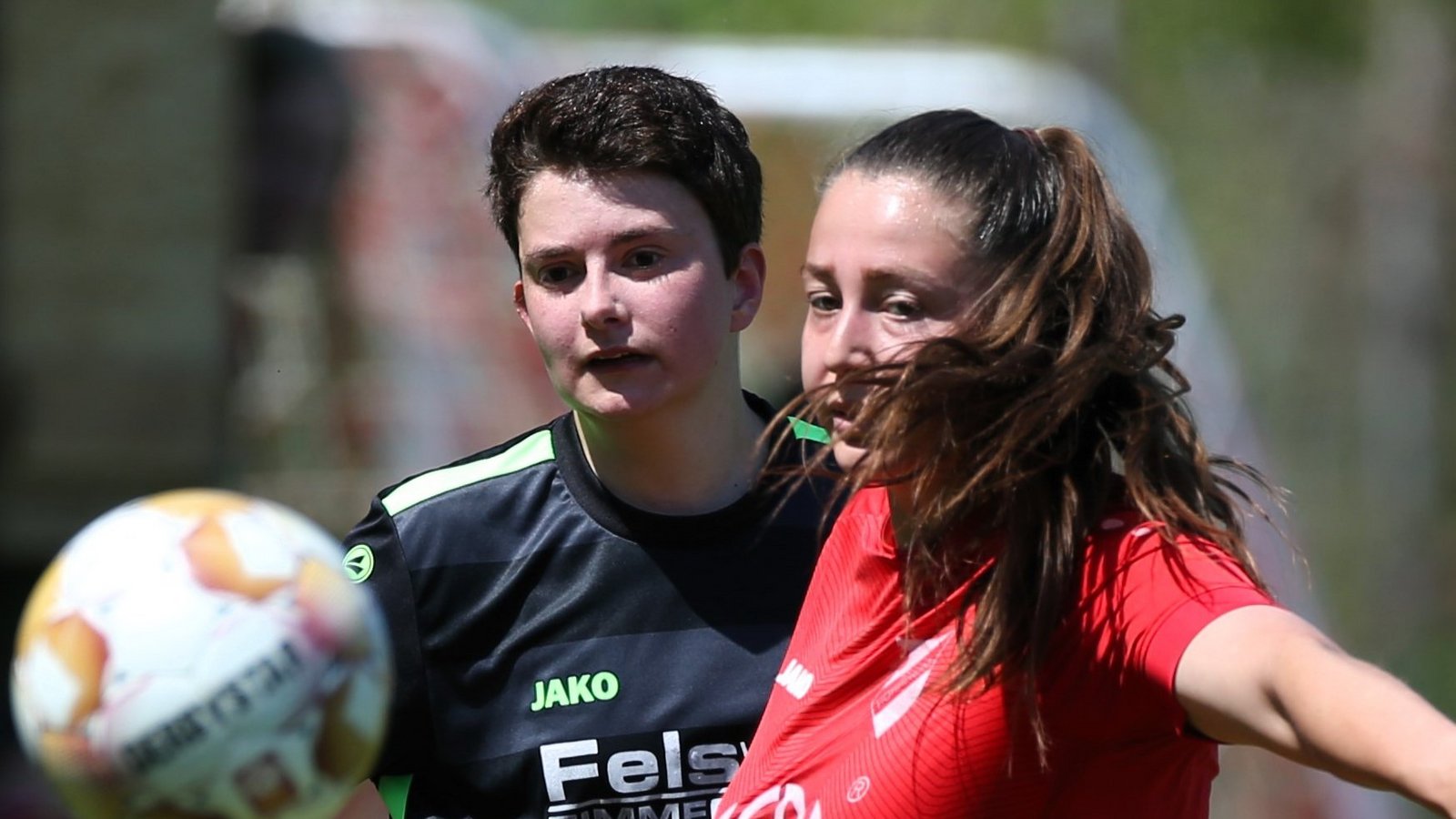 Cheyenne Kust (rechts, hier im Zweikampf mit Nicole Kuhnle) gewinnt mit dem SV Horrheim das an Höhepunkten arme Lokalderby. Foto: Küppers Cheyenne Kust (rechts, hier im Zweikampf mit Nicole Kuhnle) gewinnt mit dem SV Horrheim das an Höhepunkten arme Lokalderby. Foto: Küppers