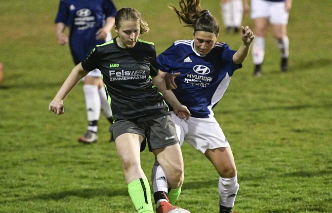 Carina Wagner (links) von der SGM Roßwag/Großglattbach und Ludwigsburgs Rümeysa Böhl kämpfen um jeden Zentimeter. Am Ende gewinnen die Gäste mit 2:1.  <span class='image-autor'>Foto: Leitner</span>