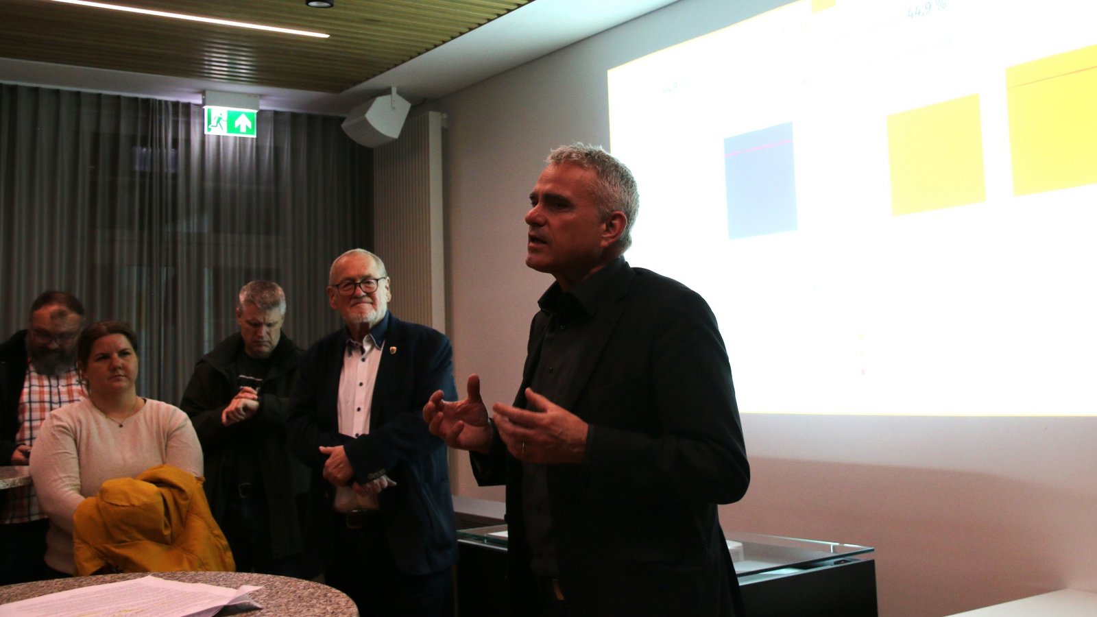 Bürgermeister Holger Albrich ist vor allem mit der Wahlbeteiligung zufrieden. Foto: Mross Bürgermeister Holger Albrich ist vor allem mit der Wahlbeteiligung zufrieden. Foto: Mross