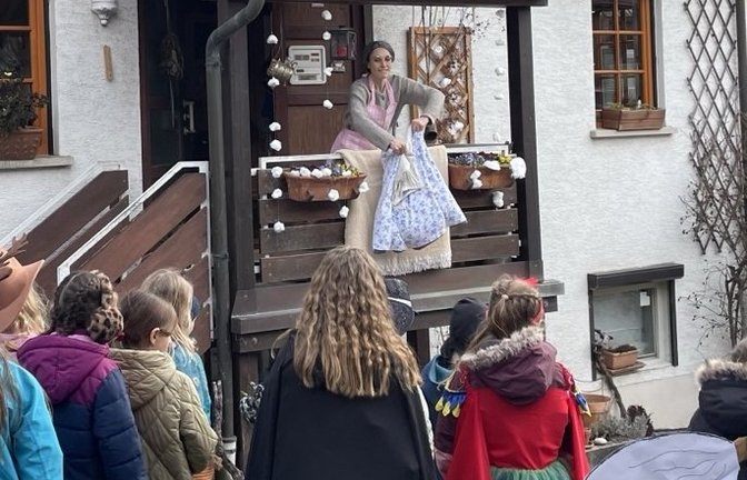So ein eindrucksvoller Spaziergang bleibt in Erinnerung: Die Roßwager Grundschüler erleben im Ort mehrere Märchenszenen.  <span class='image-autor'>Fotos: p</span>