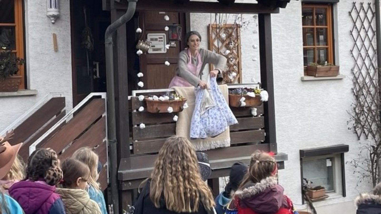So ein eindrucksvoller Spaziergang bleibt in Erinnerung: Die Roßwager Grundschüler erleben im Ort mehrere Märchenszenen. Fotos: p So ein eindrucksvoller Spaziergang bleibt in Erinnerung: Die Roßwager Grundschüler erleben im Ort mehrere Märchenszenen. Fotos: p