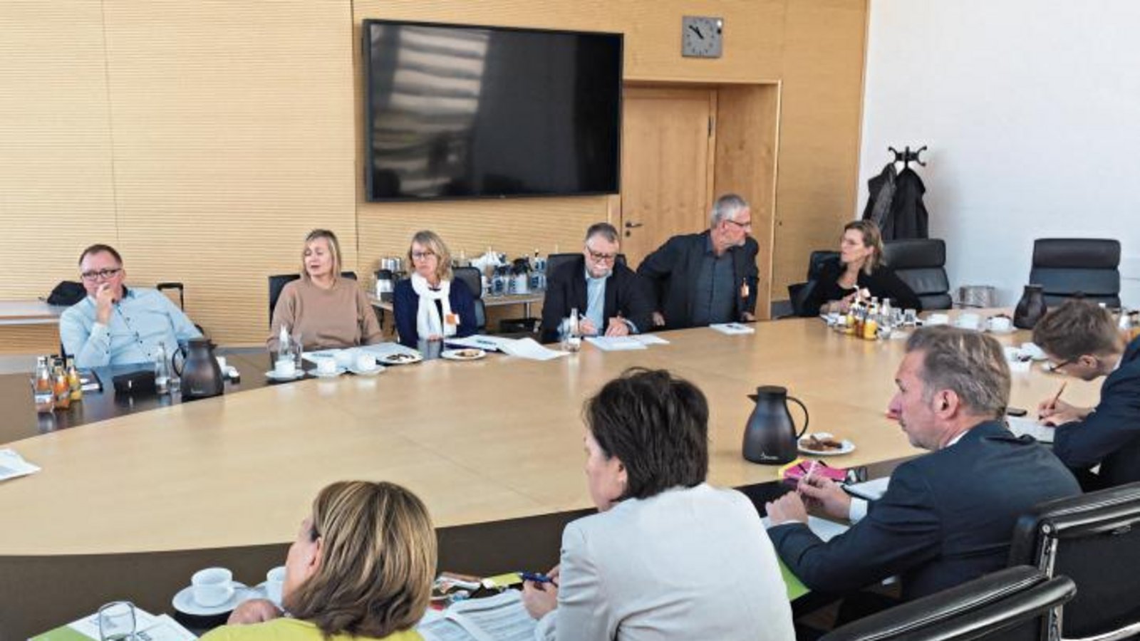 Im Jakob-Kaiser-Haus in Berlin haben Lebensweg-Gründerin Karin Eckstein (hinten, weißer Schal) und Mitstreiter ihre Einrichtungen vor Ministerienvertretern vorgestellt.  Foto: p