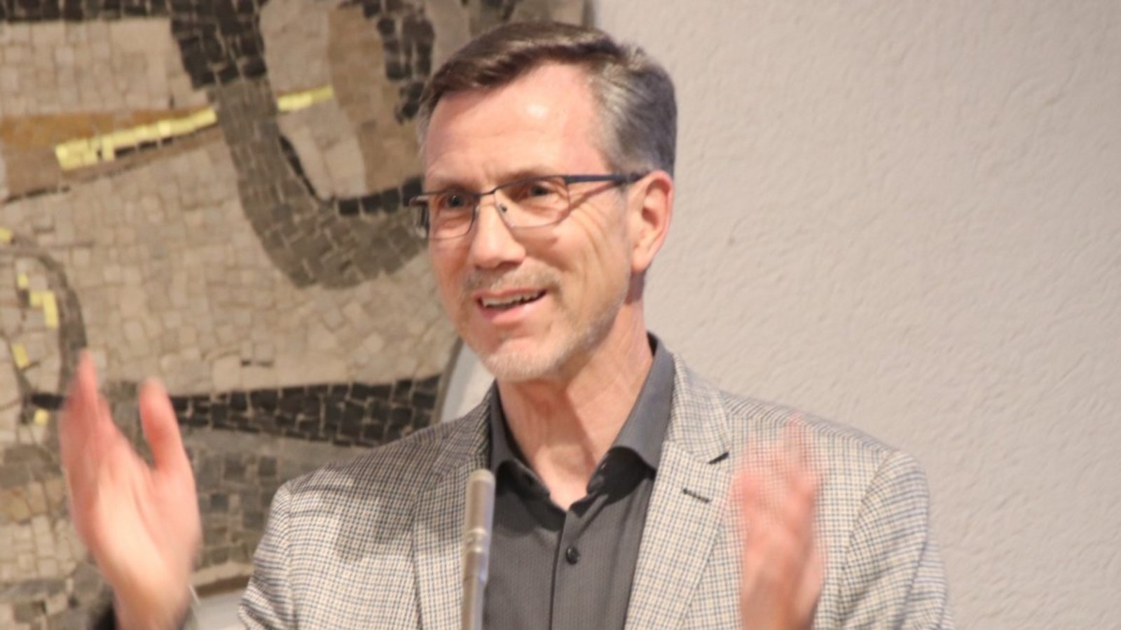 Referent Dr. Friedmann Eißler: „Mehr ins Gespräch kommen.“ Fotos: Arning