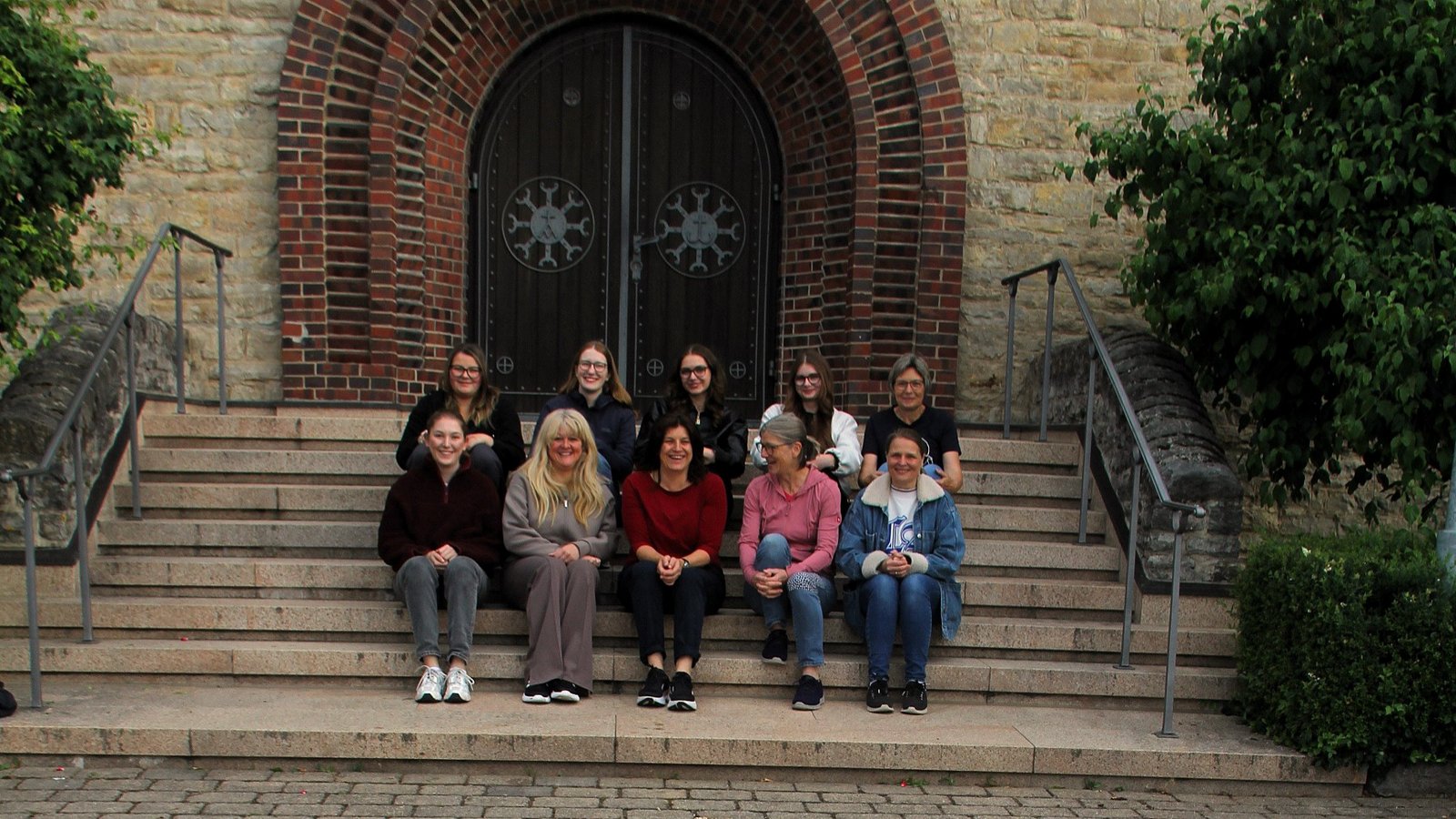 Frühaufsteherinnen: Das Team, das vor der St. Antonius-Kirche den Blumenteppich legt.    Foto: Kauer