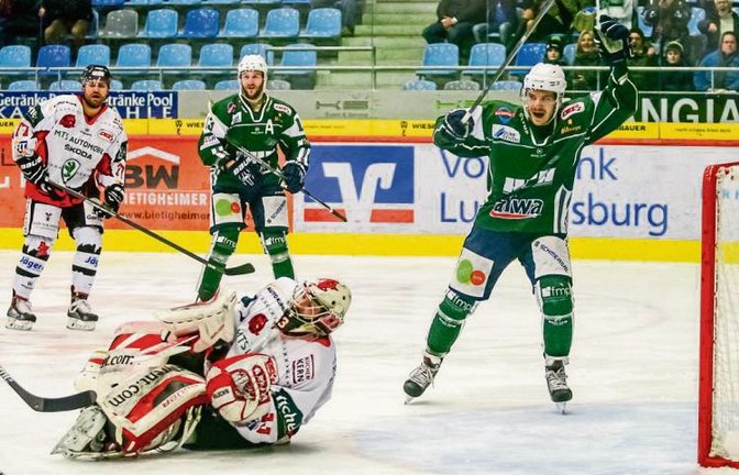 Robin Just (rechts) war an der Hälfte aller Bietigheimer Treffer am Wochenende beteiligt, auch wenn er hier nur ein Tor von Frederik Cabana gegen Bad Nauheim bejubelt. Foto: Simecek