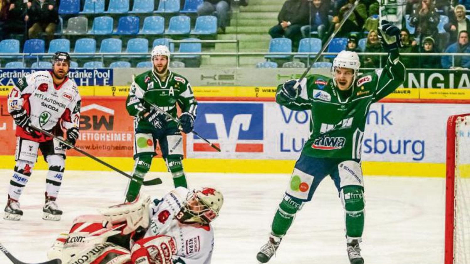 Robin Just (rechts) war an der Hälfte aller Bietigheimer Treffer am Wochenende beteiligt, auch wenn er hier nur ein Tor von Frederik Cabana gegen Bad Nauheim bejubelt. Foto: Simecek Robin Just (rechts) war an der Hälfte aller Bietigheimer Treffer am Wochenende beteiligt, auch wenn er hier nur ein Tor von Frederik Cabana gegen Bad Nauheim bejubelt. Foto: Simecek