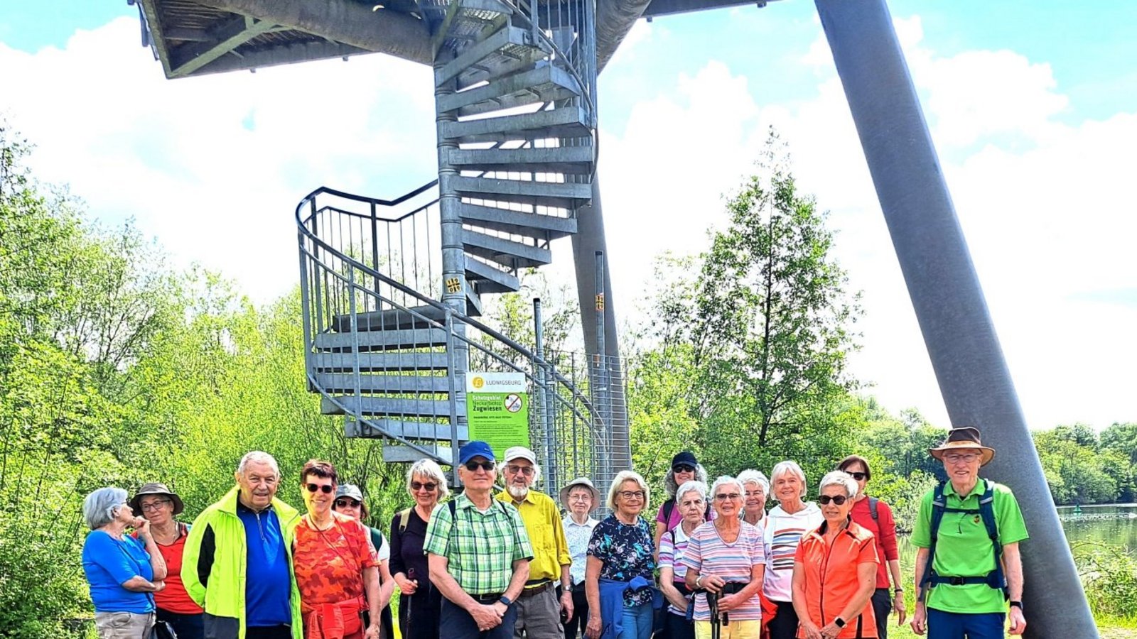 Die Enzweihinger Wandergruppe am Aussichtsturm in den Zugwiesen. Foto: König Die Enzweihinger Wandergruppe am Aussichtsturm in den Zugwiesen. Foto: König