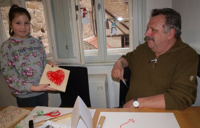Ihr Fadenbild, ein leuchtend rotes Herz, will die neunjährige Sofya aus Ottenhausen ihrer Mama zum Geburtstag schenken.