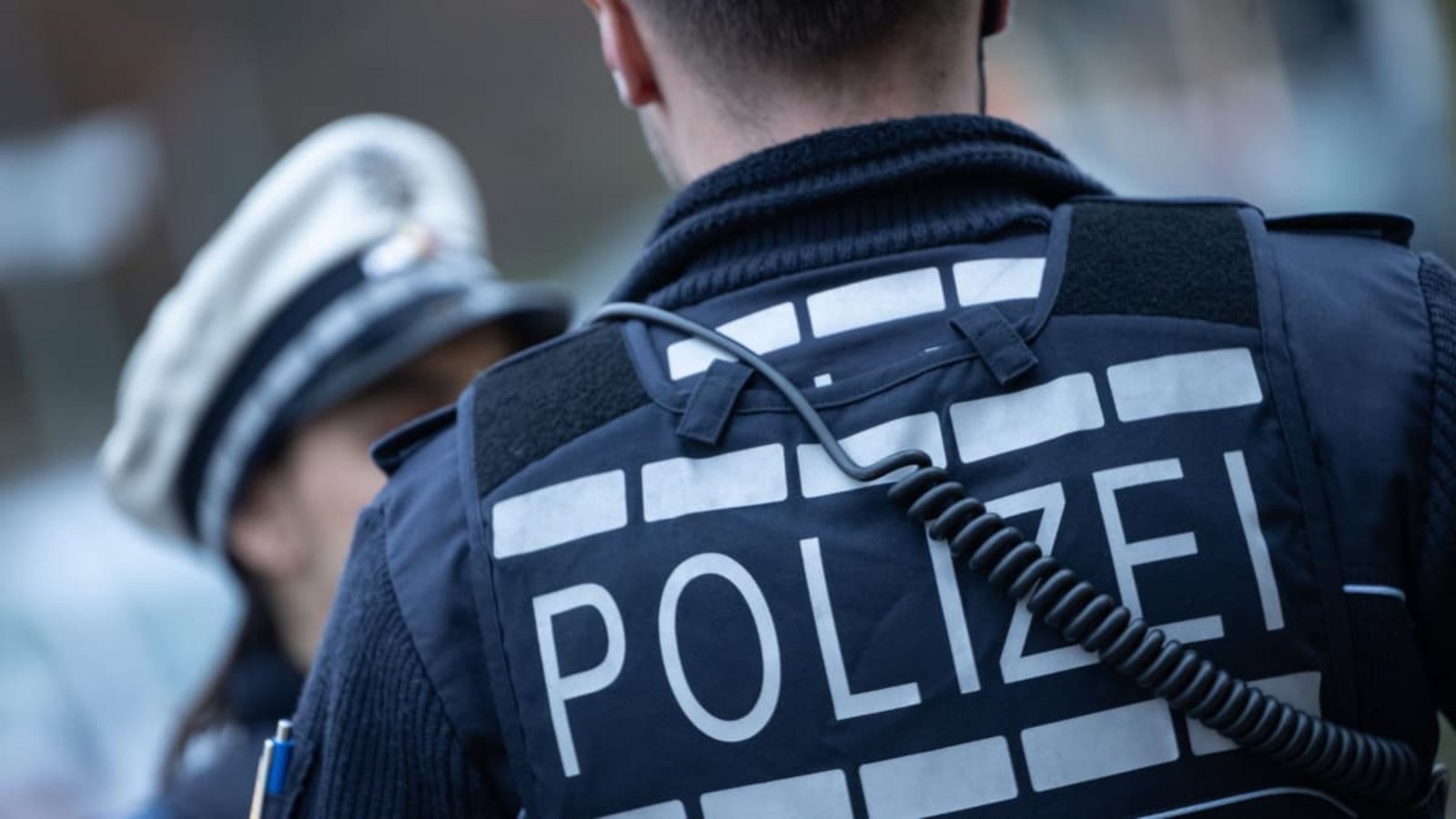 Polizisten stehen im Ranking der Beamtenberufe laut der Beamtenbund-Umfrage noch am besten da.dpa