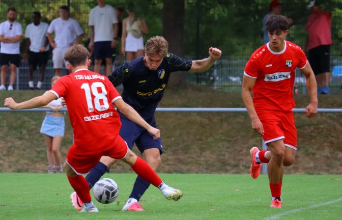 Maurice Dreher (Mitte) vom TSV Ehningen traf im ersten Heimspiel der Verbandsligasaison gegen die TSG Balingen II doppelt.<span class='image-autor'>Maximilian Schöbel</span>
