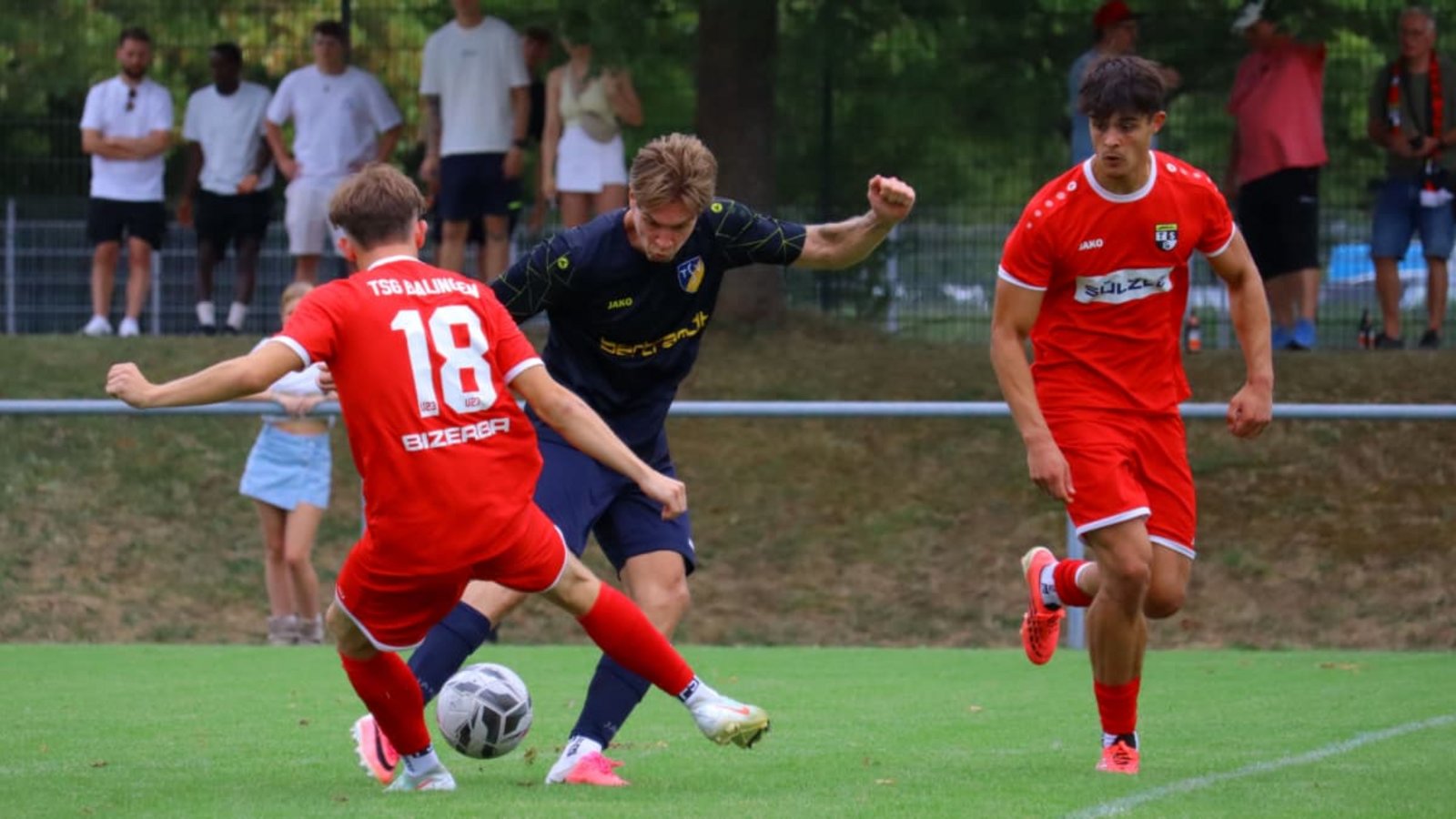 Maurice Dreher (Mitte) vom TSV Ehningen traf im ersten Heimspiel der Verbandsligasaison gegen die TSG Balingen II doppelt.Maximilian Schöbel