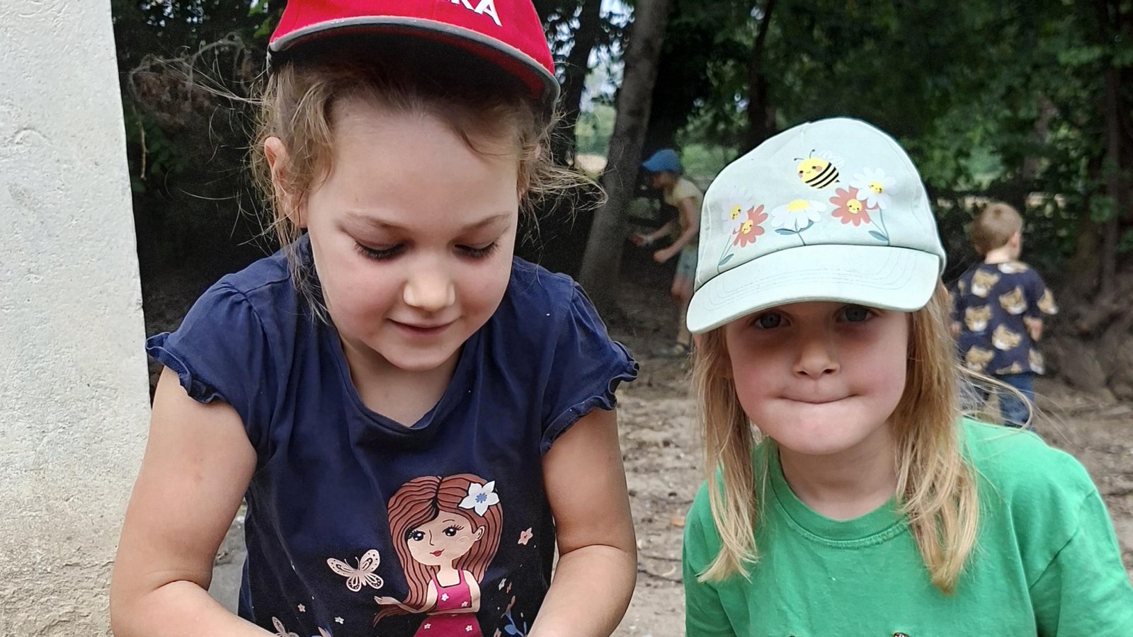 Mit Zucchini und Haferflocken werden die Hühner gefüttert. Mit Zucchini und Haferflocken werden die Hühner gefüttert.